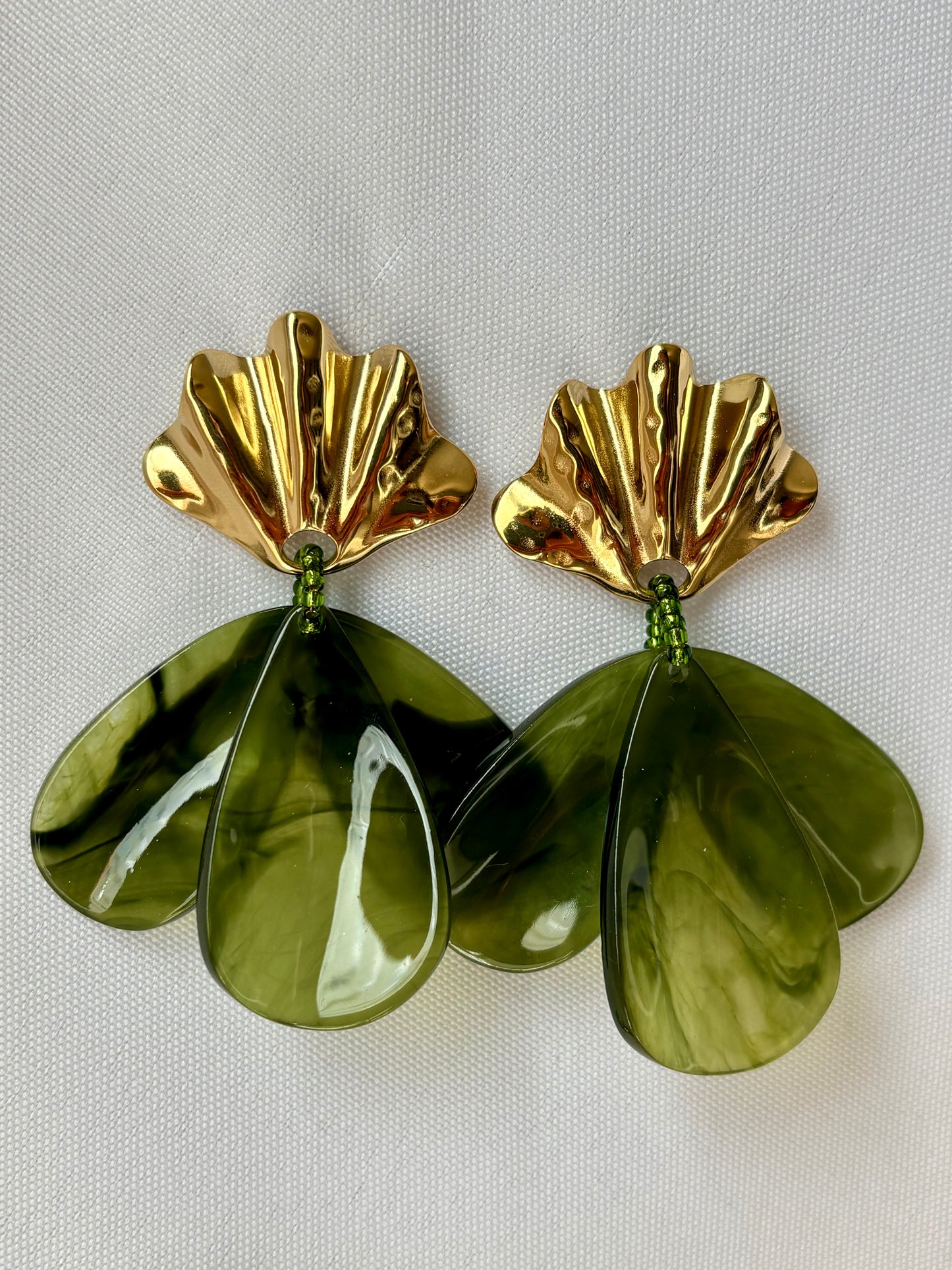 Boucles d'Oreilles Pendantes Coquillage & Fleur Résine - Boucles Solène