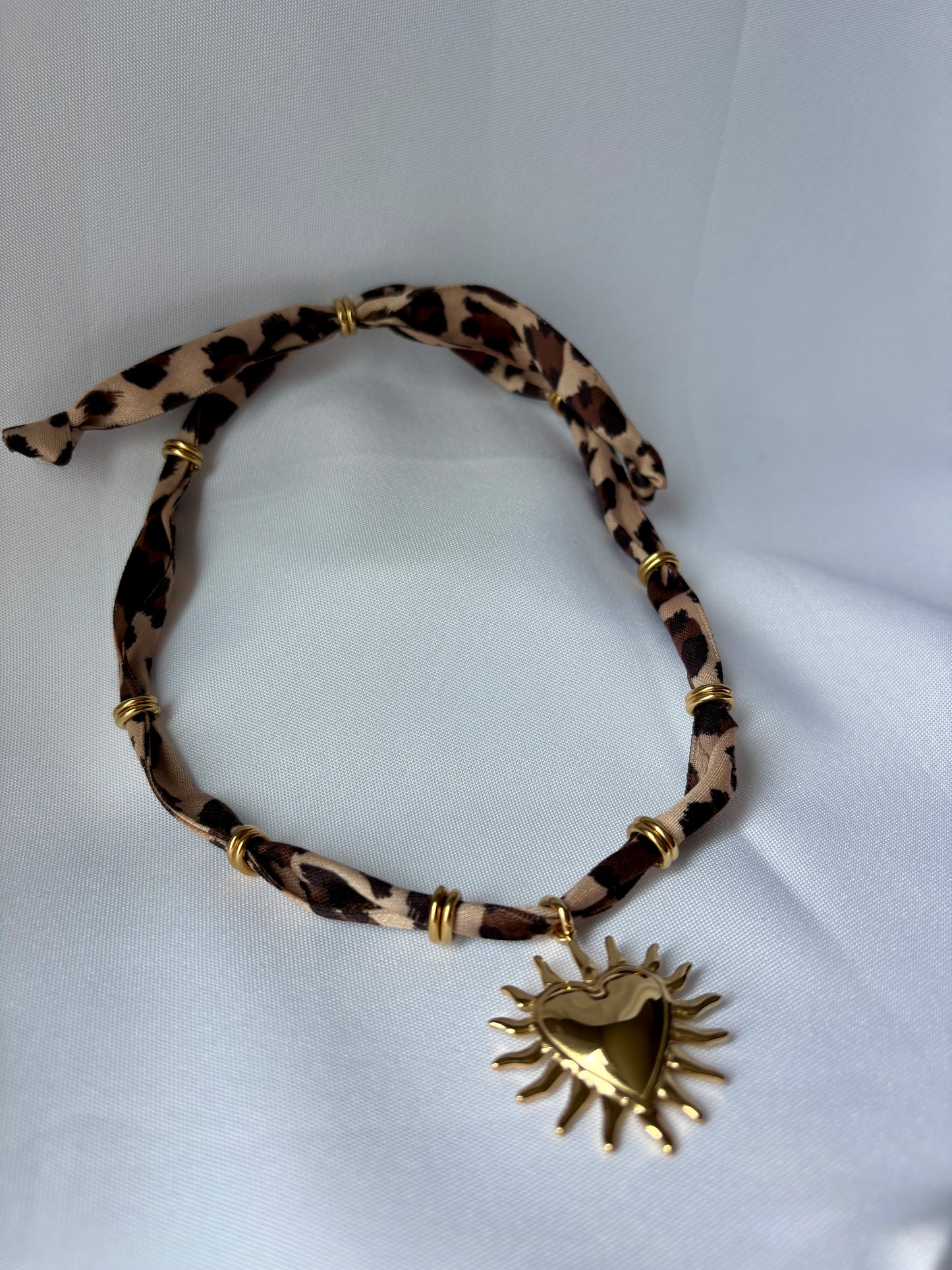 Collier Tissu Léopard & Pendentif Cœur Flambant Doré - Collier Carmen