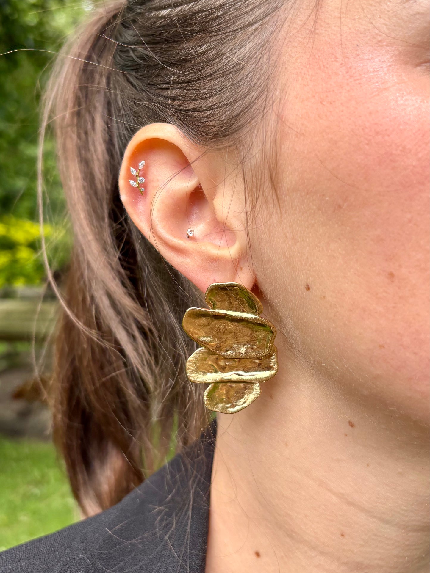 Boucles d'Oreilles Puces Géométriques Texturées - Bague Nova