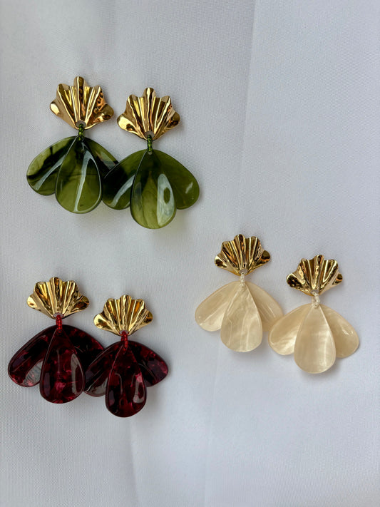 Boucles d'Oreilles Pendantes Coquillage & Fleur Résine - Boucles Solène