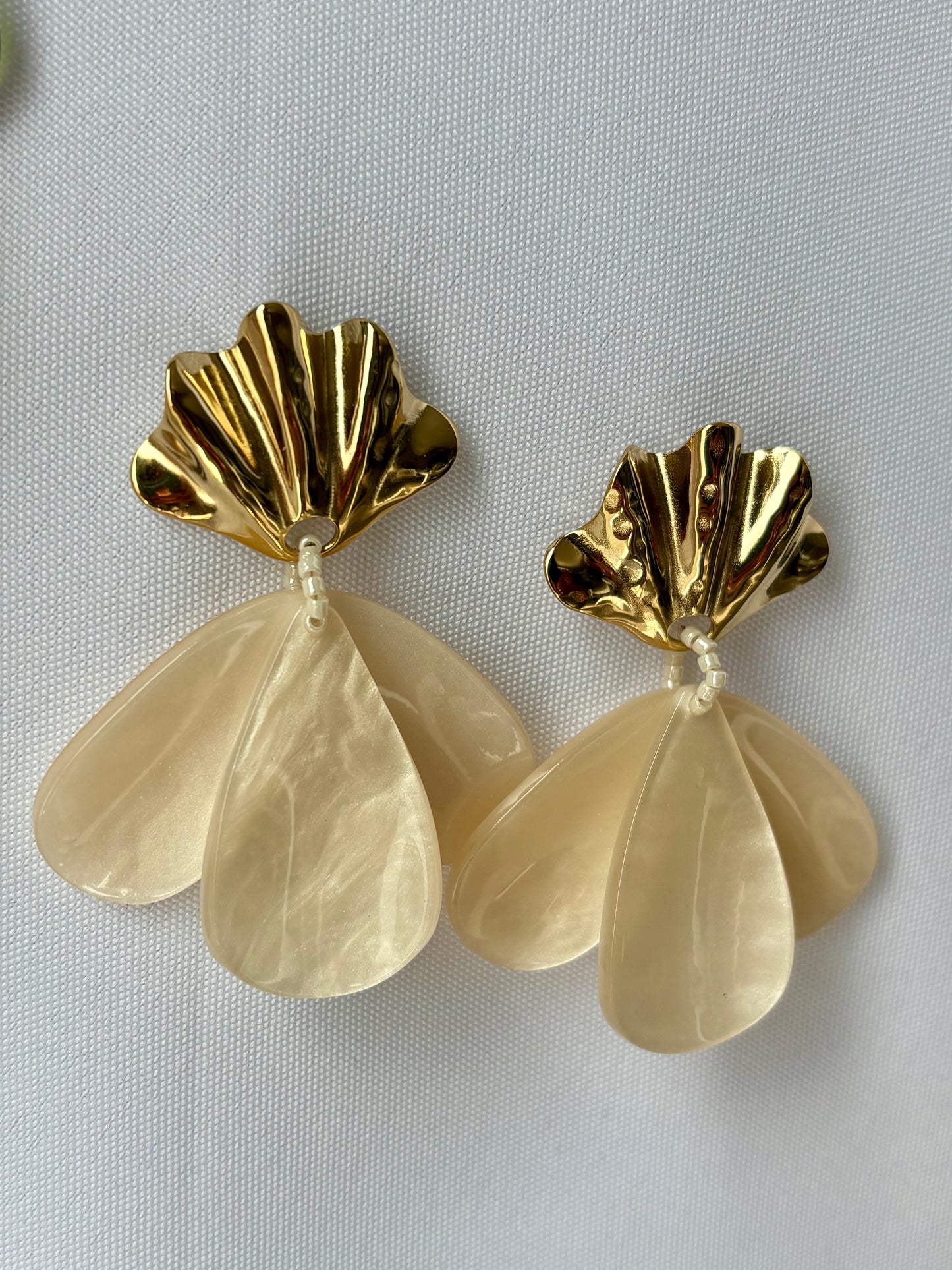 Boucles d'Oreilles Pendantes Coquillage & Fleur Résine - Boucles Solène
