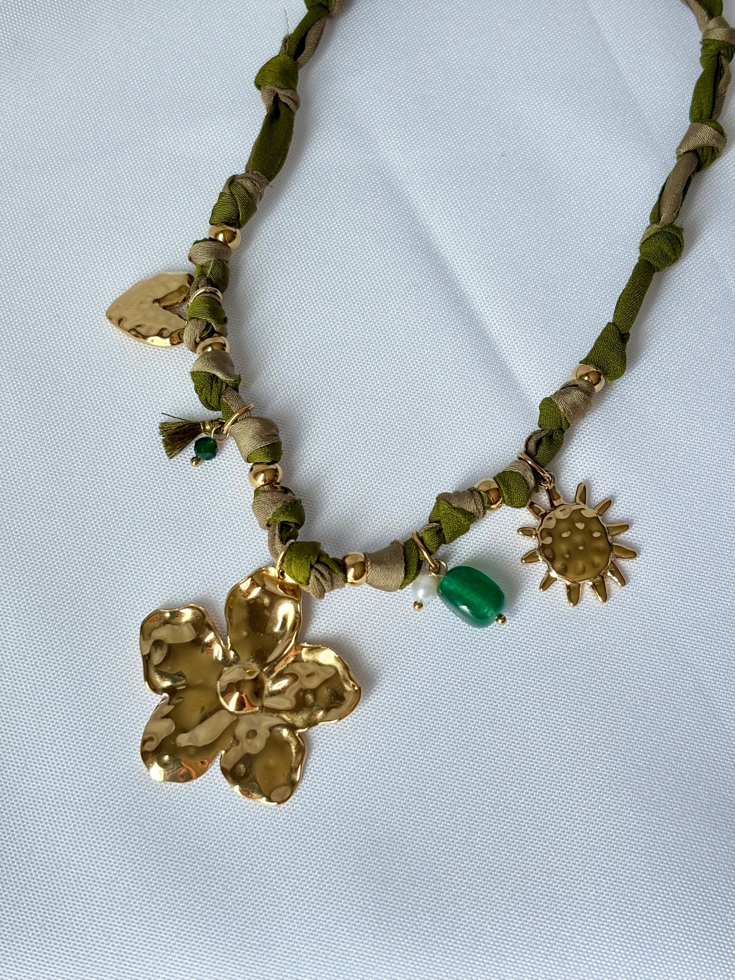 Collier Tissu & Breloques Dorées - Collier Flora