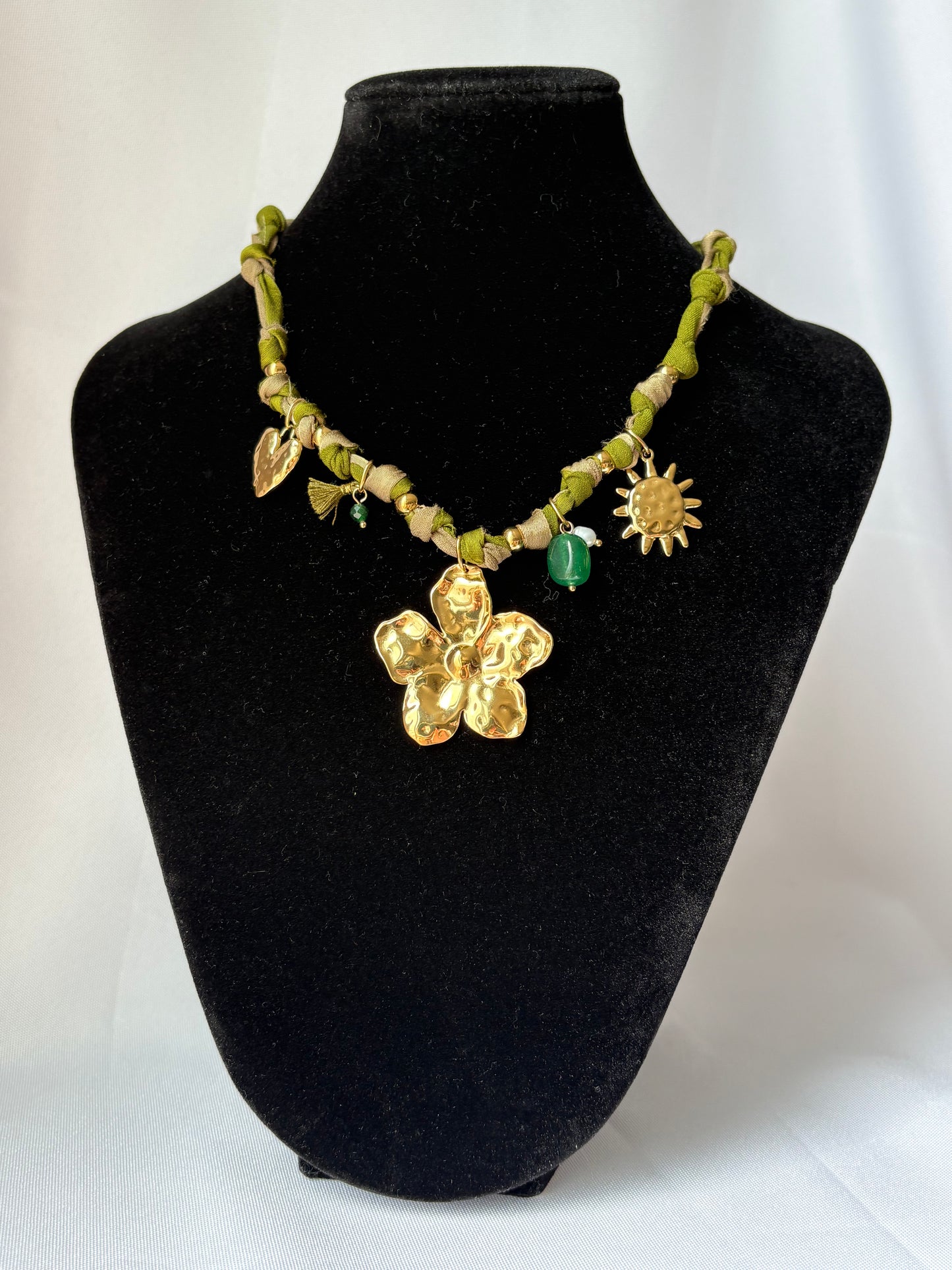 Collier Tissu & Breloques Dorées - Collier Flora