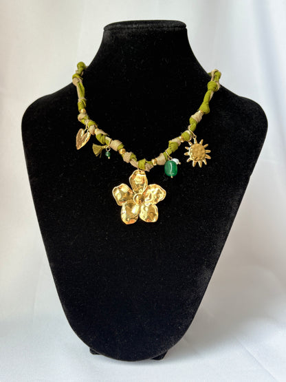 Collier Tissu & Breloques Dorées - Collier Flora