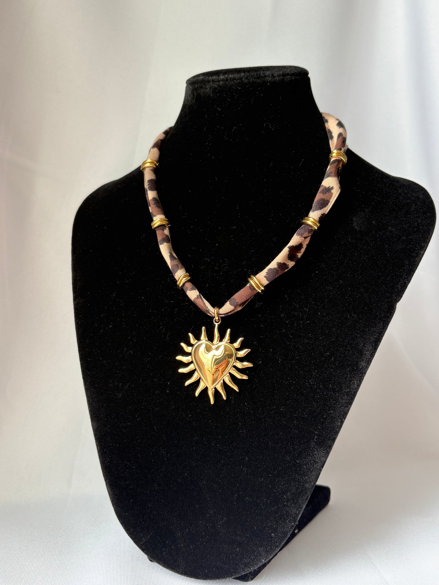 Collier Tissu Léopard & Pendentif Cœur Flambant Doré - Collier Carmen
