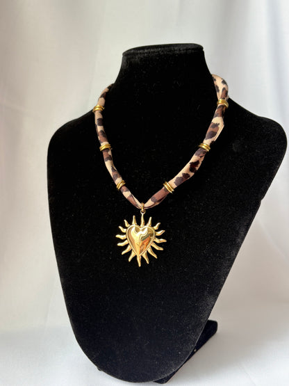 Collier Tissu Léopard & Pendentif Cœur Flambant Doré - Collier Carmen