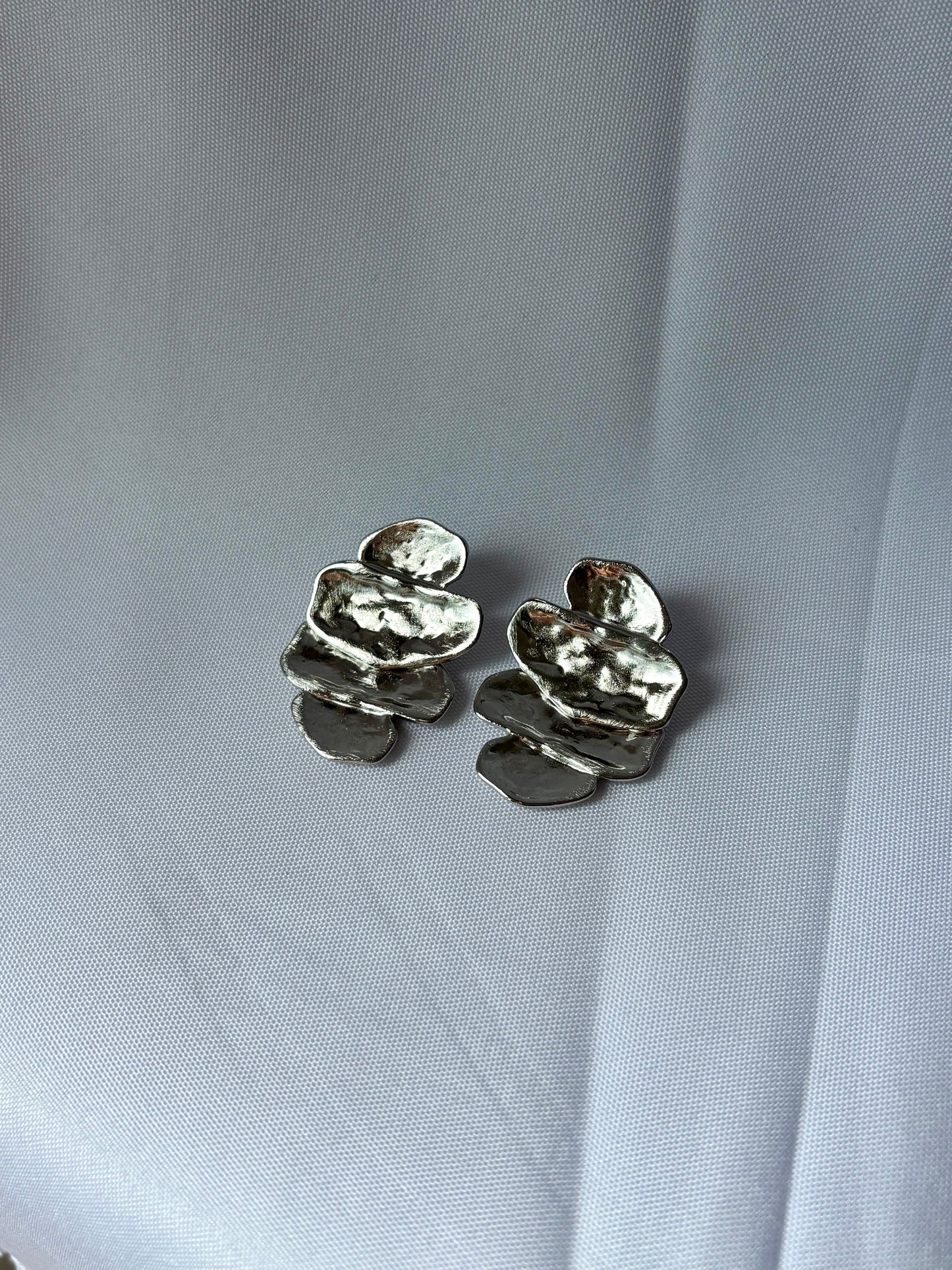 Boucles d'Oreilles Puces Géométriques Texturées - Bague Nova