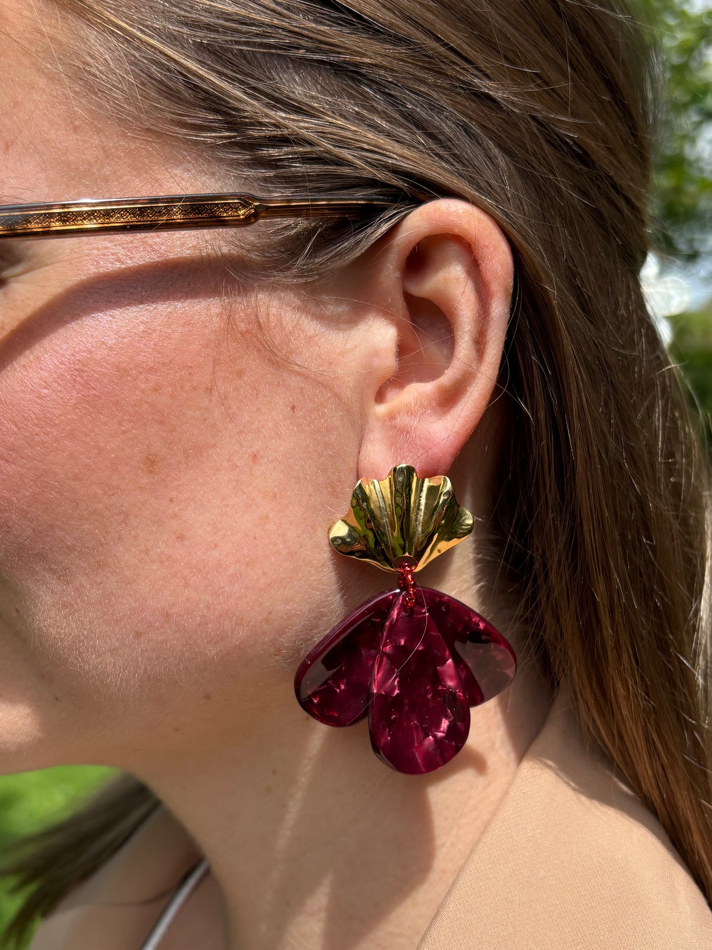 Boucles d'Oreilles Pendantes Coquillage & Fleur Résine - Boucles Solène