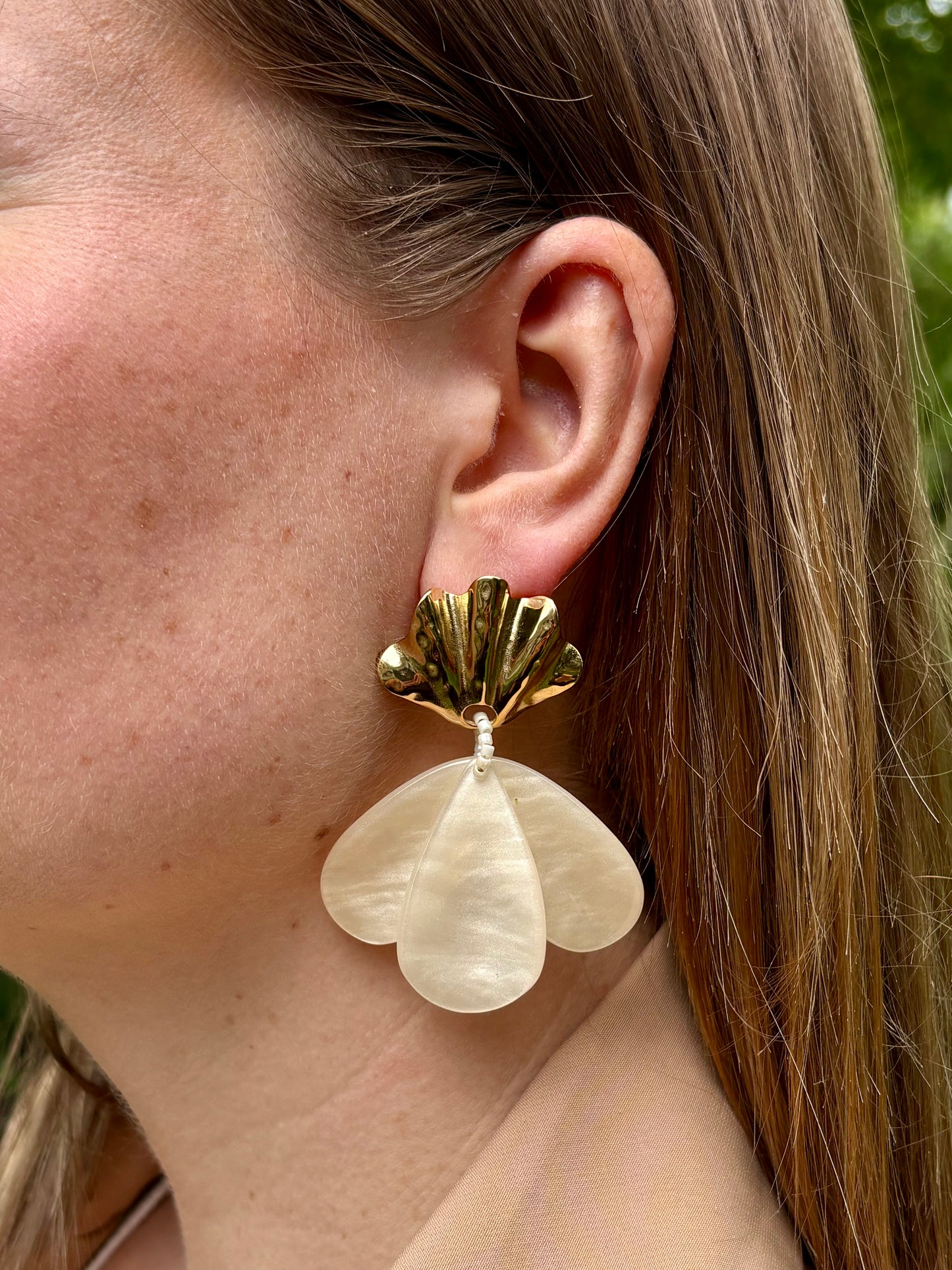 Boucles d'Oreilles Pendantes Coquillage & Fleur Résine - Boucles Solène
