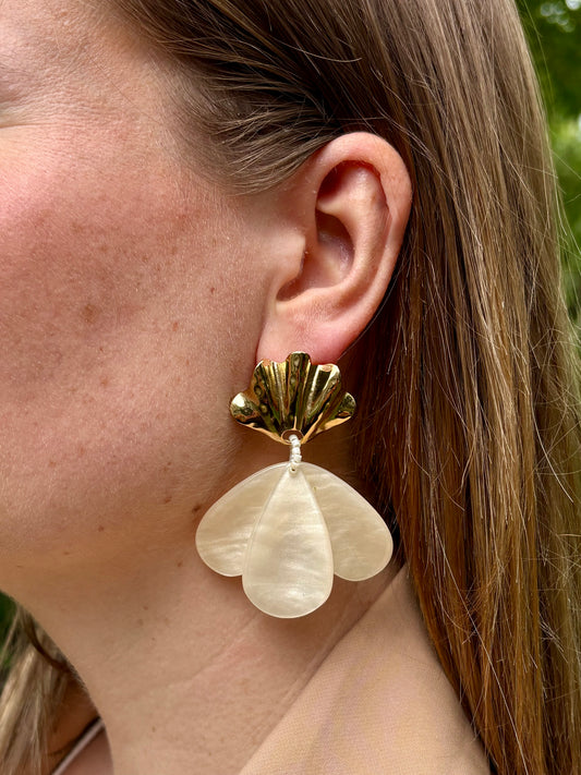 Boucles d'Oreilles Pendantes Coquillage & Fleur Résine - Boucles Solène