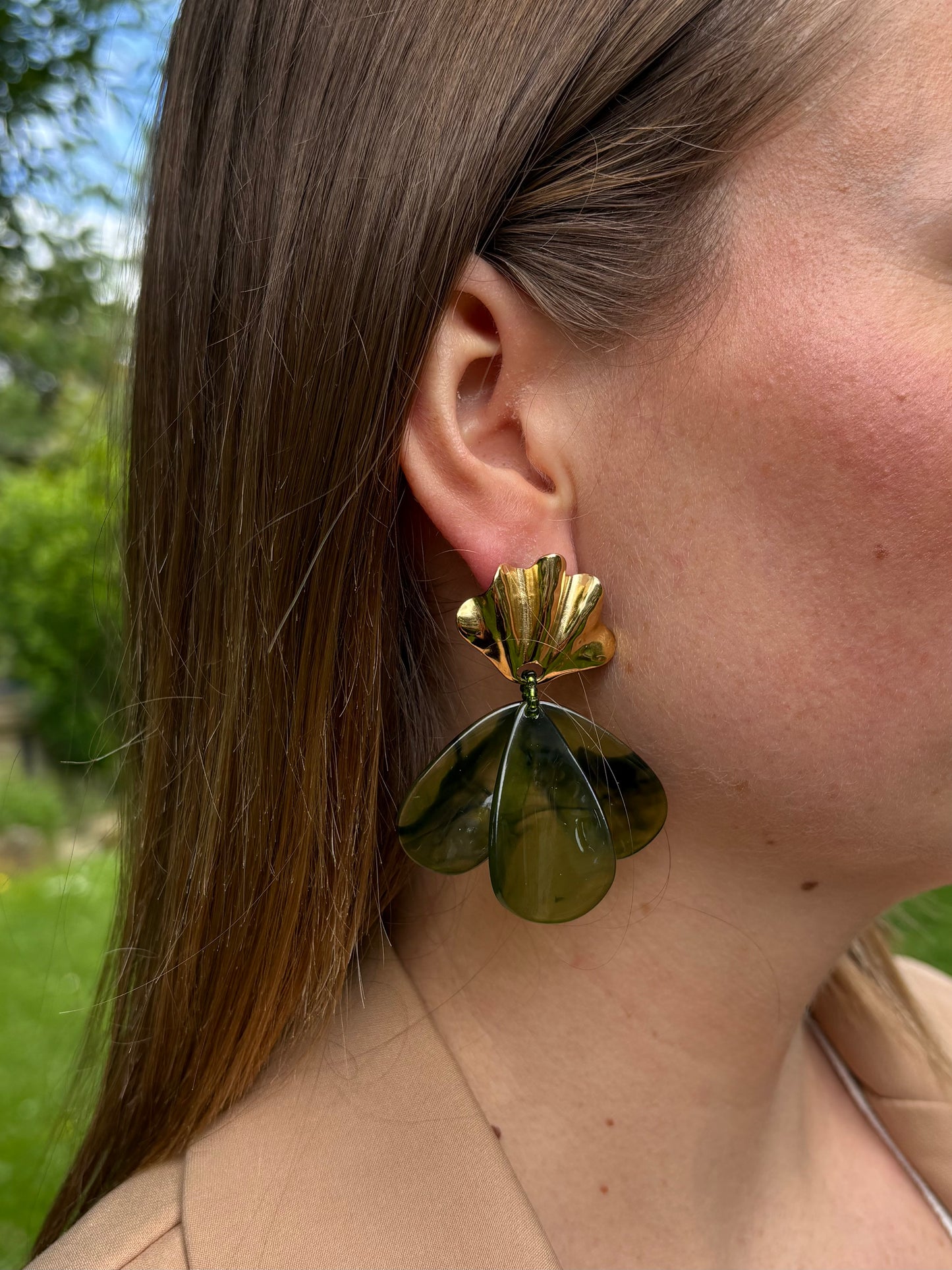 Boucles d'Oreilles Pendantes Coquillage & Fleur Résine - Boucles Solène