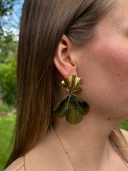 Boucles d'Oreilles Pendantes Coquillage & Fleur Résine - Boucles Solène
