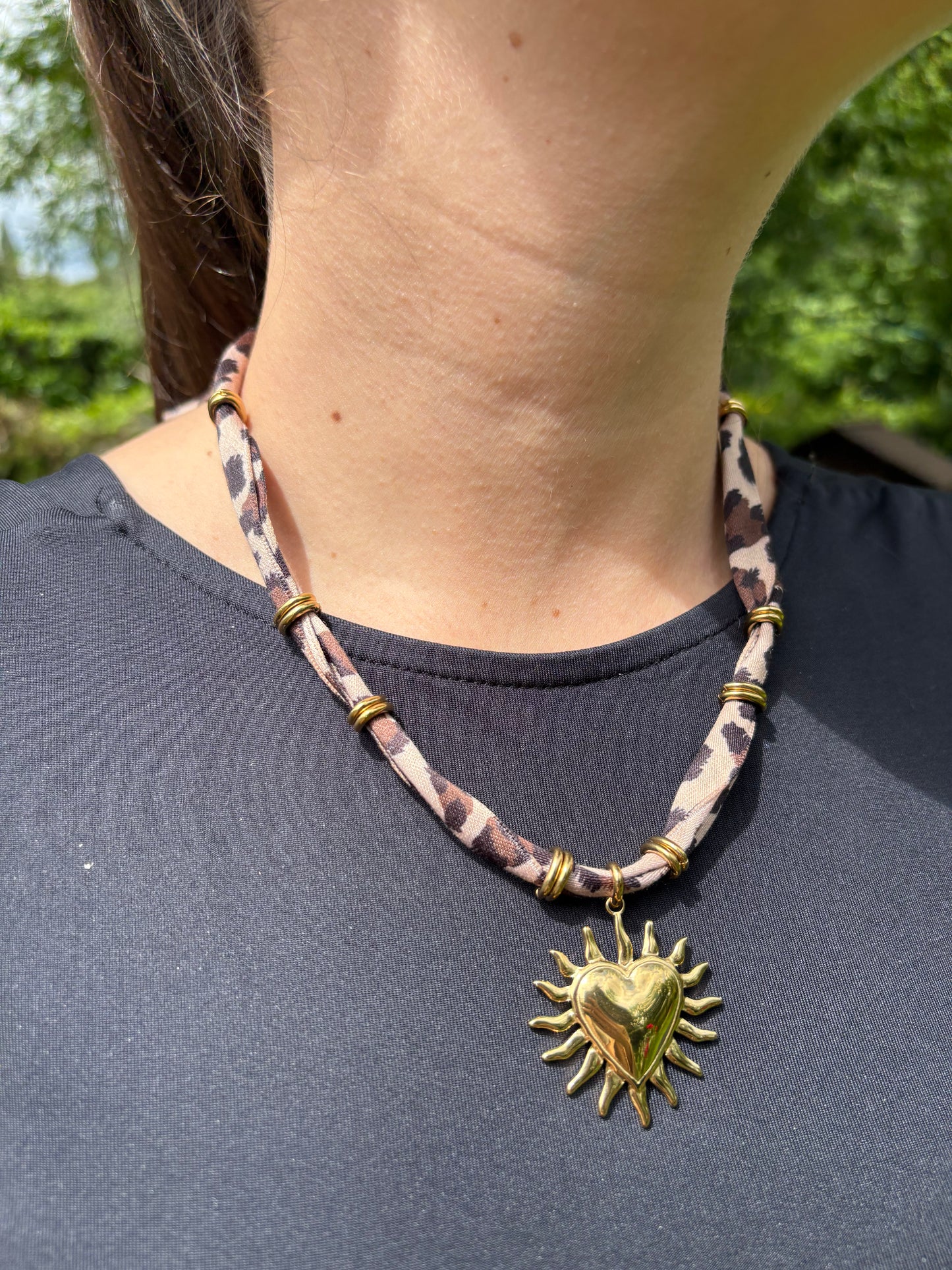 Collier Tissu Léopard & Pendentif Cœur Flambant Doré - Collier Carmen