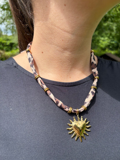 Collier Tissu Léopard & Pendentif Cœur Flambant Doré - Collier Carmen
